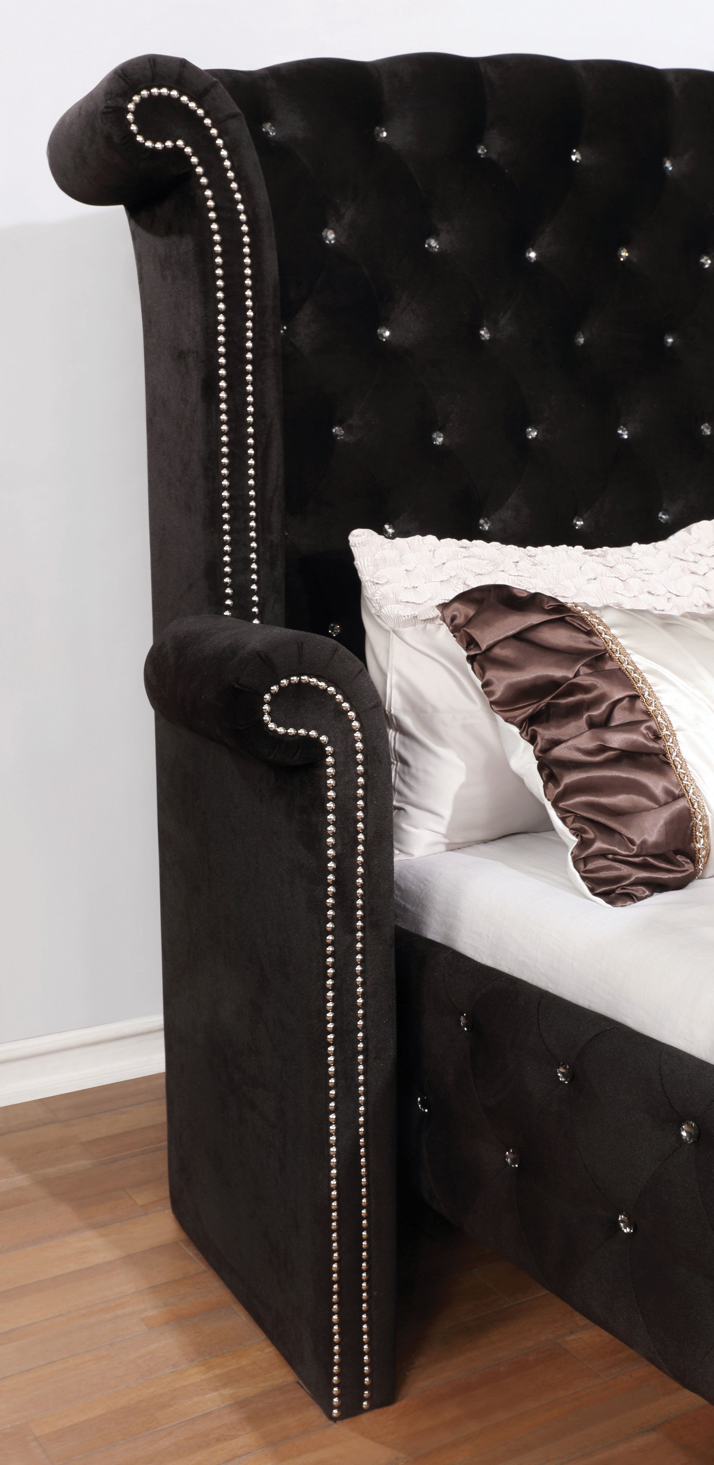 Clerita Transitional Wingback Tufted Queen Bed in Black