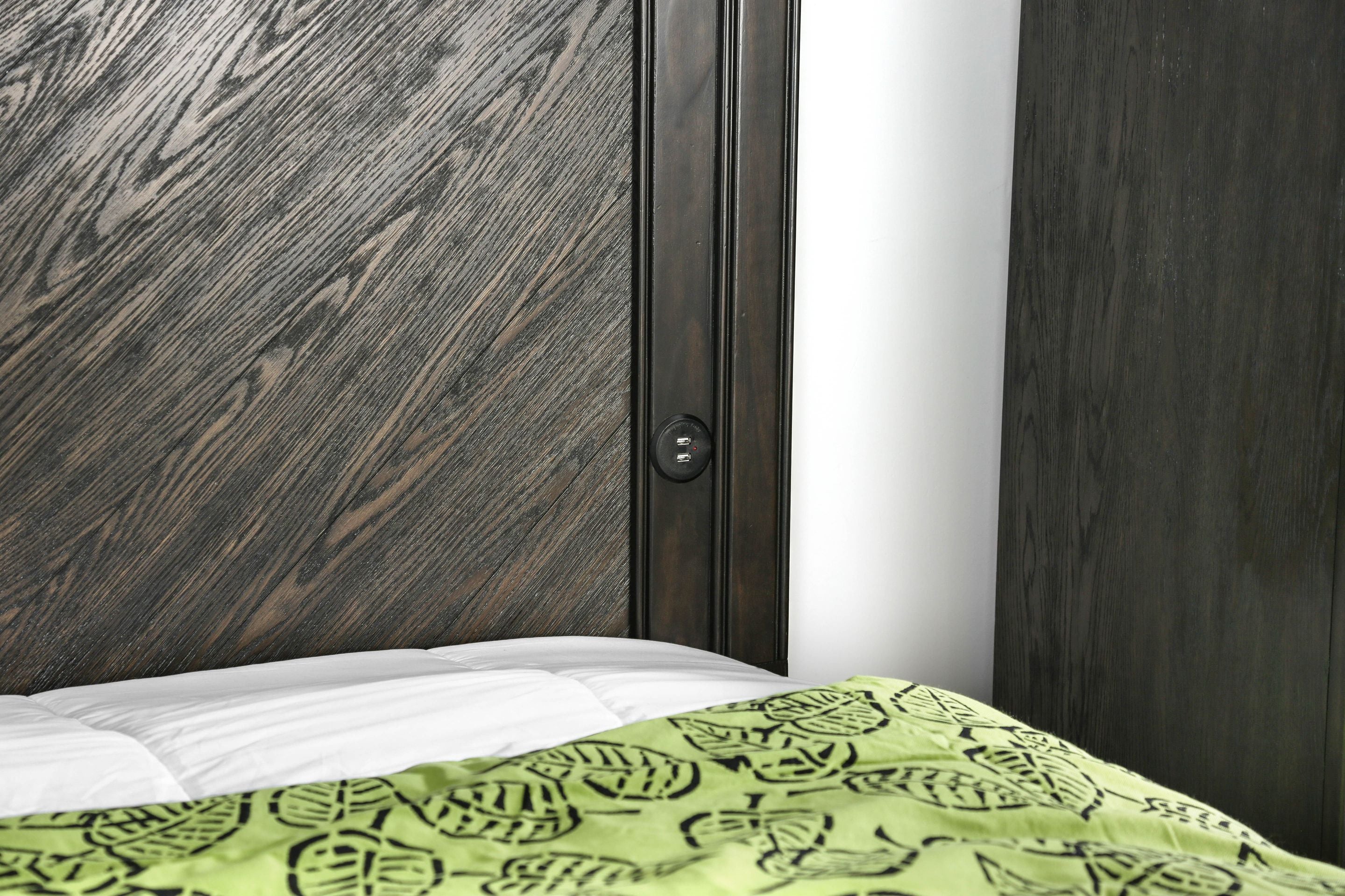 Palita Transitional Solid Wood Platform Bed in Queen