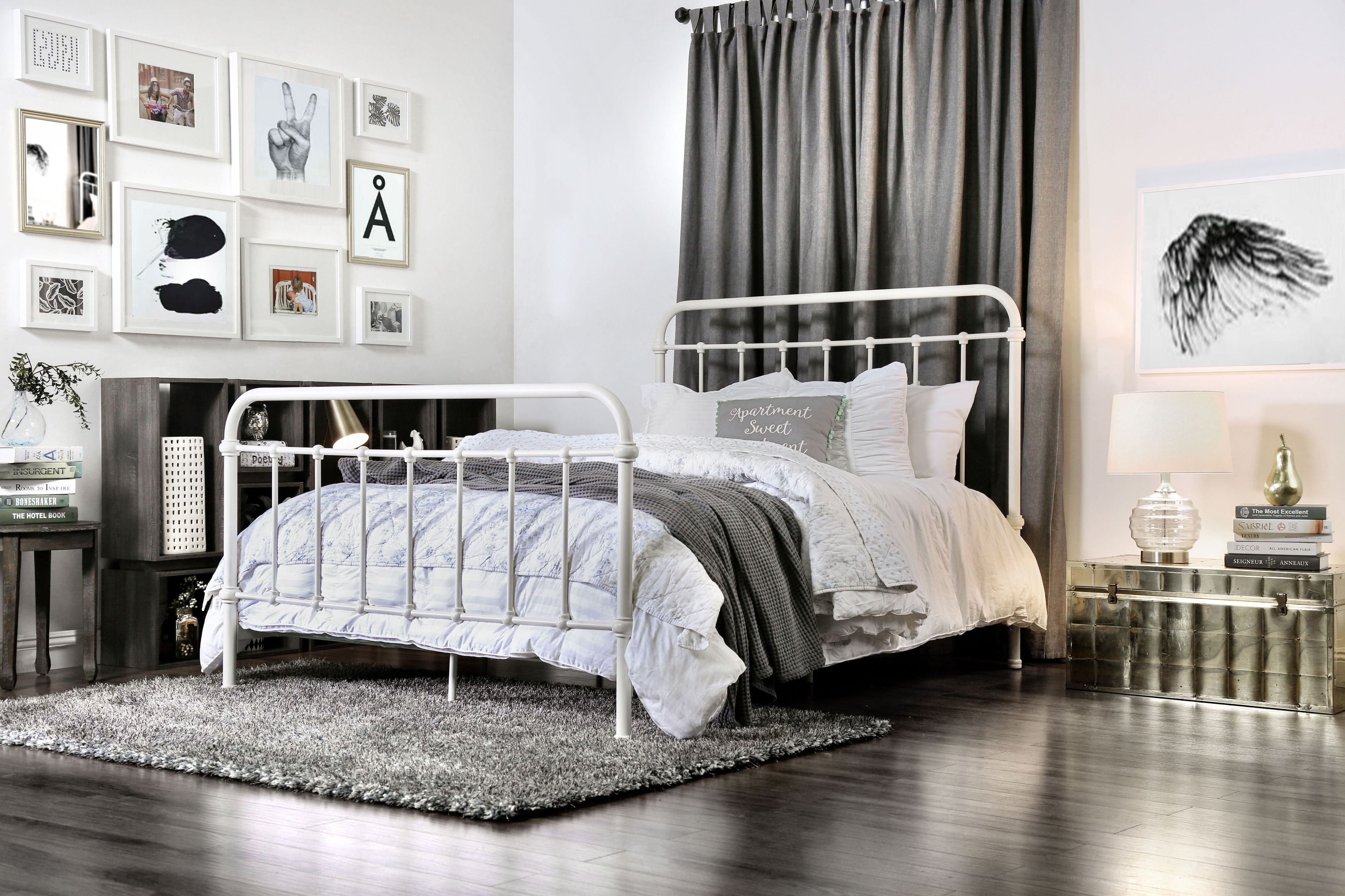 Verdi Contemporary Metal Queen Panel Bed in Vintage White
