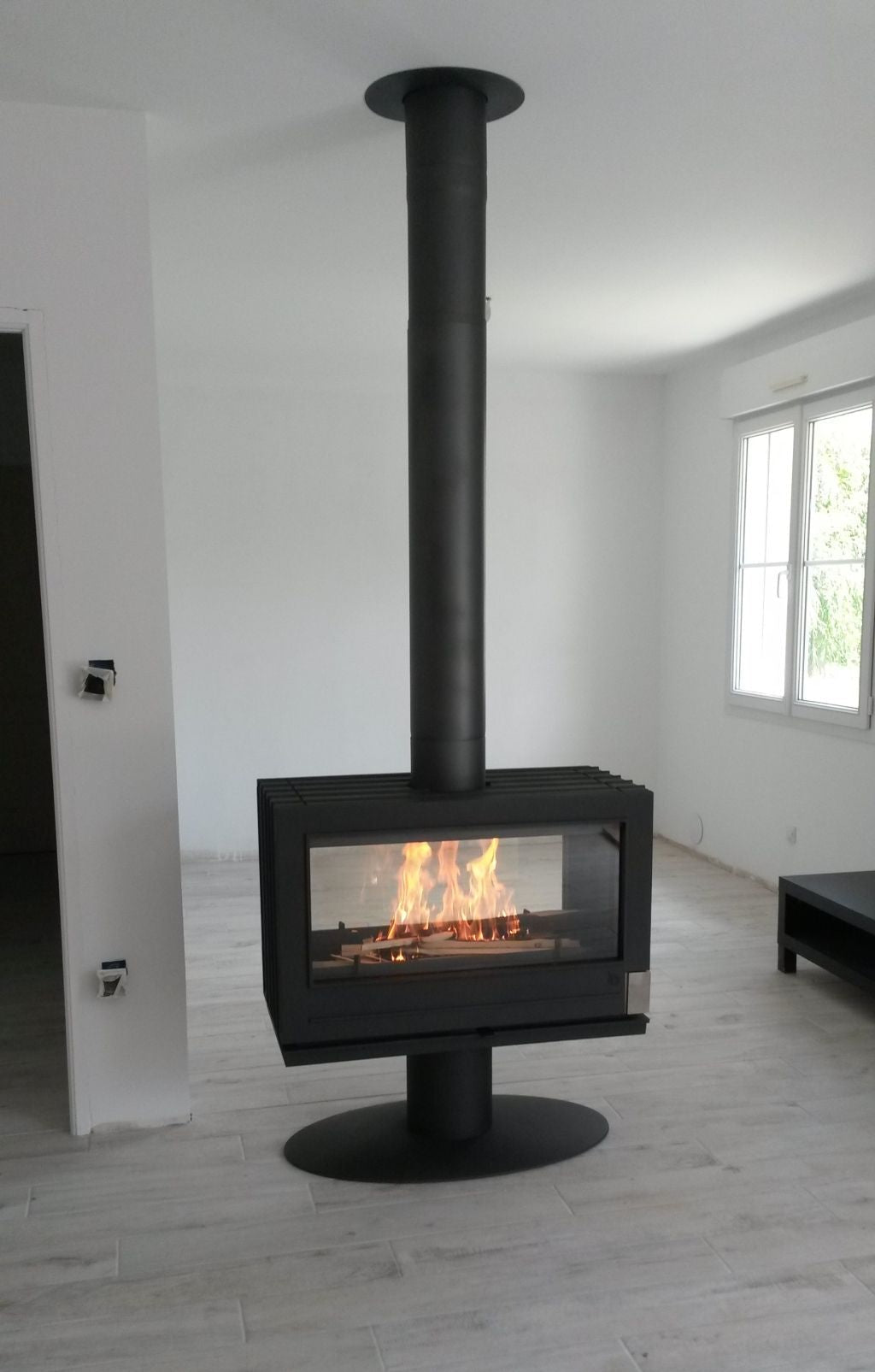 Invicta Nelson 36" Contemporain Cast Iron See Through Wood Stove